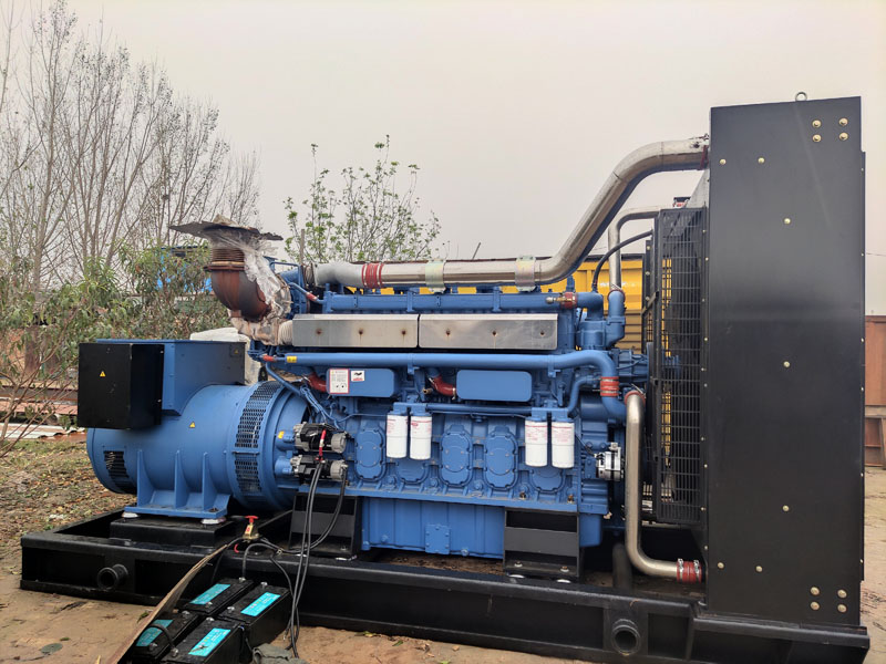 杨市办事处柴油发电机组更换机油时，应遵循哪些步骤？